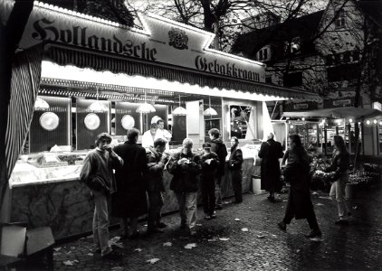 Oliebollenkraam voor het Proveniershuis. Aangekocht van United Photos de Boer bv. - Negatiefnummer 37301 k. - Gepubliceerd in het Haarlems Dagblad van 16.11.1992, NL-HlmNHA 54034107