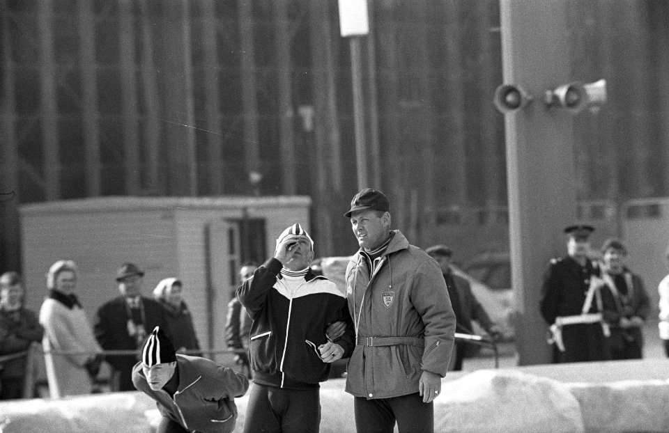 Olympische Winterspelen te Grenoble. Per Willy Guttormsen (Noorwegen) wordt opge, Bestanddeelnr 921-0869