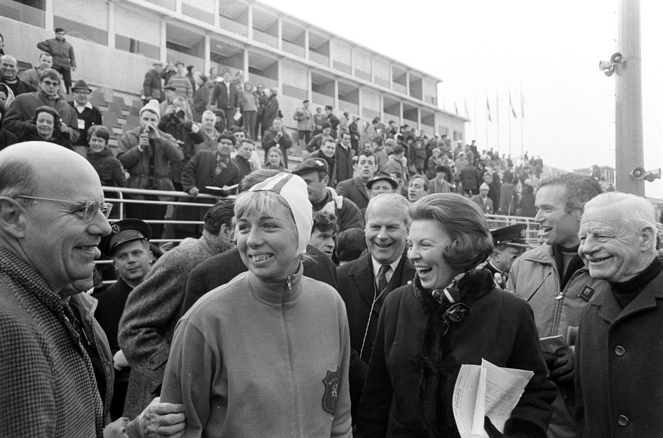 Olympische Winterspelen te Grenoble. Prinses Beatrix feliciteert Carry Geijssen , Bestanddeelnr 921-0797
