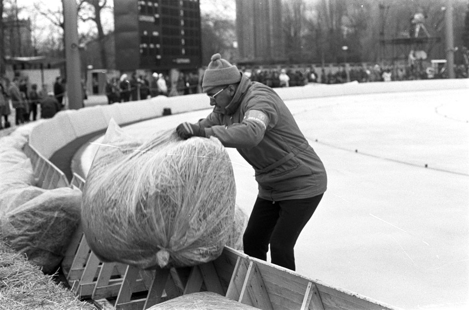 Olympische Winterspelen te Grenoble. Prepareren van de baan. In de bocht worden , Bestanddeelnr 921-0667
