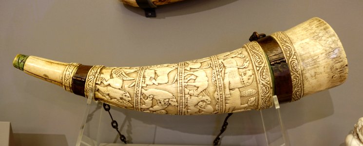 Oliphant (horn), Southern Italy, c. 1100 AD, ivory and iron chain - Bode-Museum- DSC02418