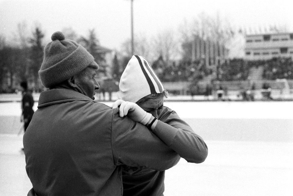 Olympische Winterspelen te Grenoble. Coach Piet Zwanenburg vangt de uitgeputte C, Bestanddeelnr 921-0696
