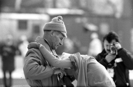 Olympische Winterspelen te Grenoble. Coach Piet Zwanenburg (rechts) vangt Elly v, Bestanddeelnr 921-0792