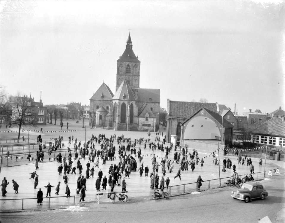 Oldenzaal schaatst op ondergelopen Marktplein, Bestanddeelnr 906-2698