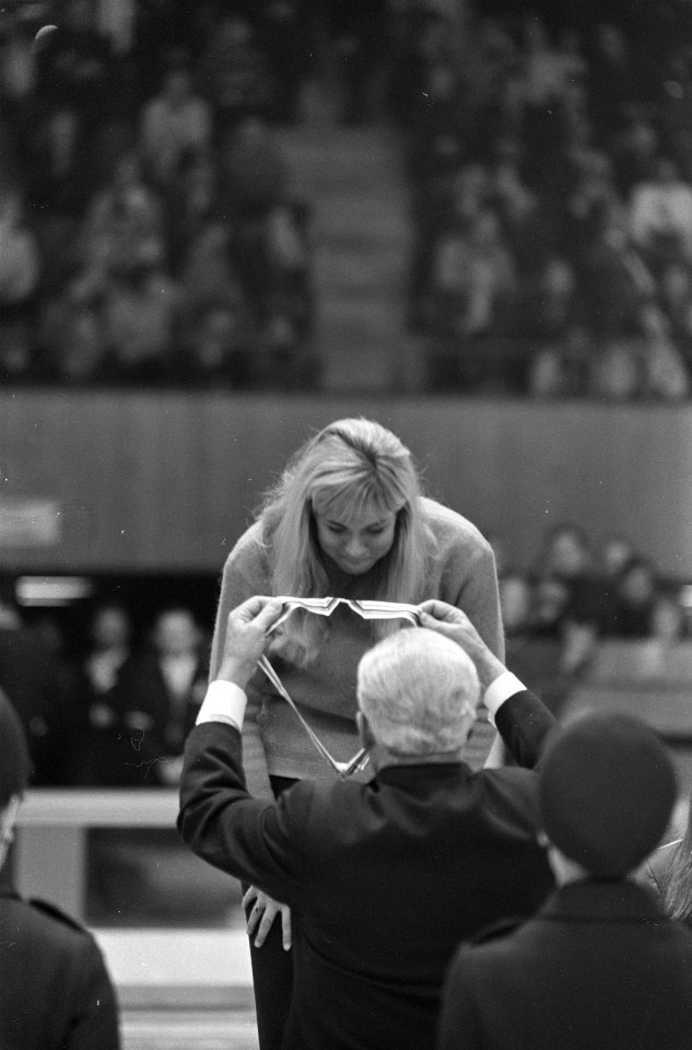 Olympische Winterspelen te Grenoble. Huldiging van Carry Geijssen, winnares van , Bestanddeelnr 921-0801