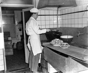 Oliebollenbakken bij bakker te Amsterdam, Bestanddeelnr 906-2166