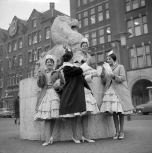 Oliebollenverkoop op de Dam Spaanse meisjes van Circo Americano met oliebollen, Bestanddeelnr 913-3475