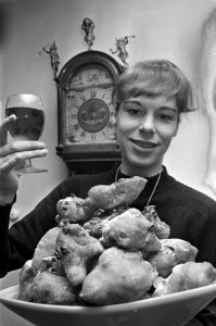 Oliebollen bakken, een toost op het nieuwe jaar, Bestanddeelnr 919-9139