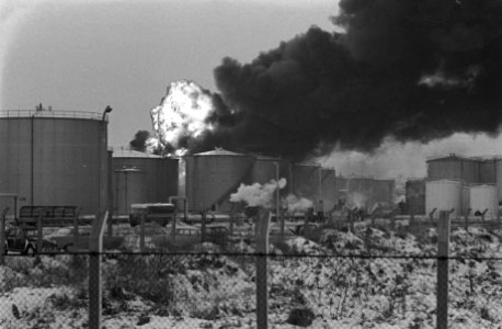 Olietankbrand, in Botlekgebied, enorme rookwolken boven Botlekgebied, Bestanddeelnr 920-9856