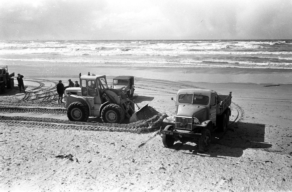 Olie op strand bij Hoek van Holland , een bulldozer schept bovenste laagje zand , Bestanddeelnr 920-2547