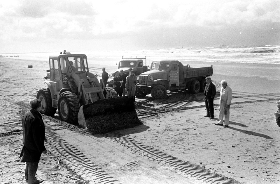 Olie op strand bij Hoek van Holland, Bestanddeelnr 920-2549