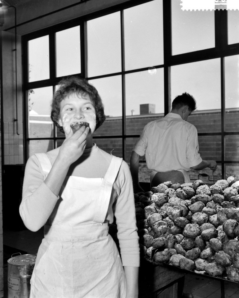 Oliebollen bakken voor de Anti Rheuma Actie in Amsterdam, Bestanddeelnr 910-9006