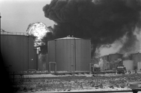 Olietankbrand, in Botlekgebied, enorme rookwolken boven Botlekgebied, Bestanddeelnr 920-9857