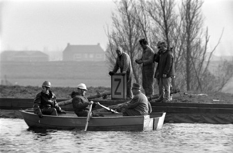 Olie in Ringvaart rondom Haarlemmermeerpolder, technici stellen onderzoek in, ac, Bestanddeelnr 921-8503