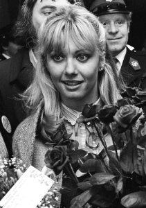 Olivia Newton John op Schiphol, Bestanddeelnr 930-0131 (cropped)