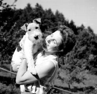 Olga poseert met een Airedale Terrier, Bestanddeelnr 254-3399