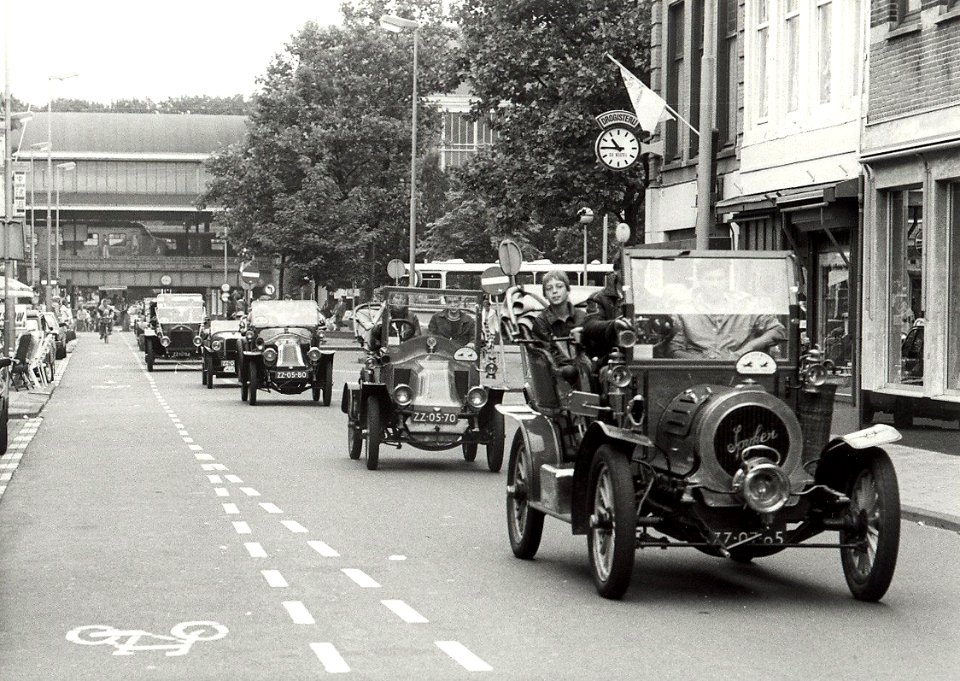 Old-Timers op de Kruisweg. Aangekocht in 1983 van United Photos de Boer bv. - Negatiefnummer 22056 k 30. - Gepubliceerd in het Haarlems Dagblad van 05.07.1982
