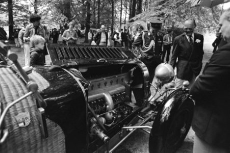 Old-timers op Soestdijk i.v.m. 25-jarig jubileum van Pionier Automobielen Club , Prins Bernhard bekijkt een van de autos, Bestanddeelnr 931-4882