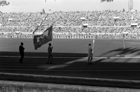 Olympische Spelen te Rome. Opening. Intocht der atleten in het Olympisch Stadion, Bestanddeelnr 911-5400 photo