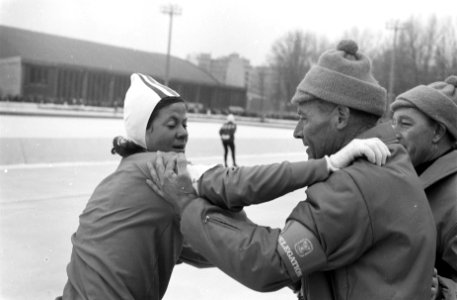 Olympische Winterspelen te Grenoble. Ans Schut wordt opgevangen door coach Piet , Bestanddeelnr 921-0818