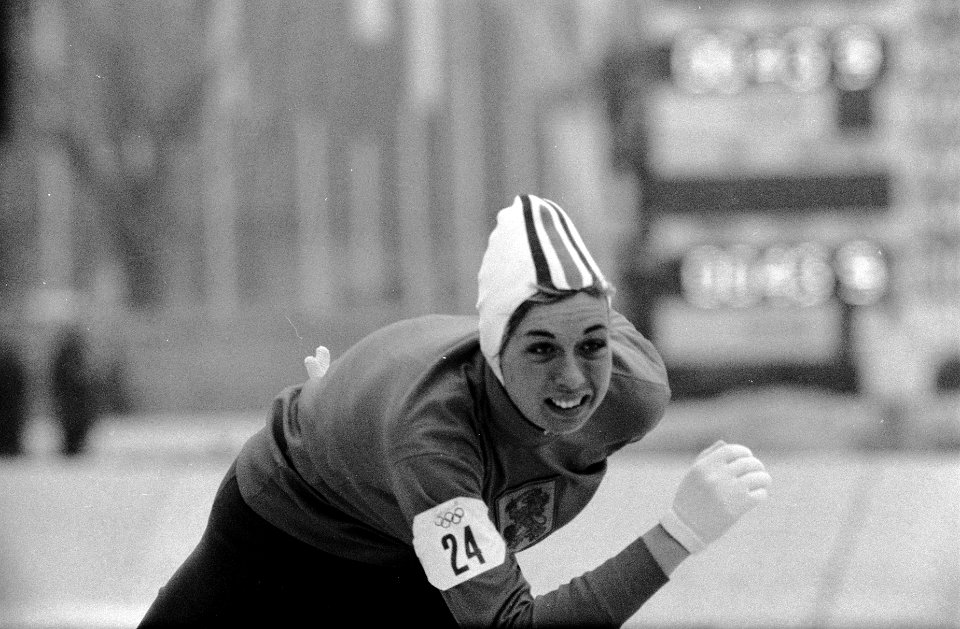 Olympische Winterspelen te Grenoble. Carry Geijssen in actie op de 1000 meter., Bestanddeelnr 921-0689