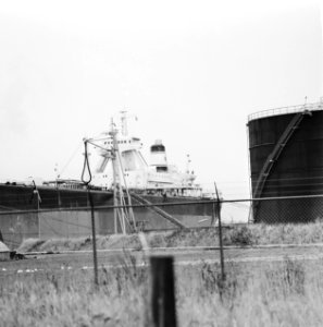 Olietanker bij tank in Rotterdam, Bestanddeelnr 926-8527