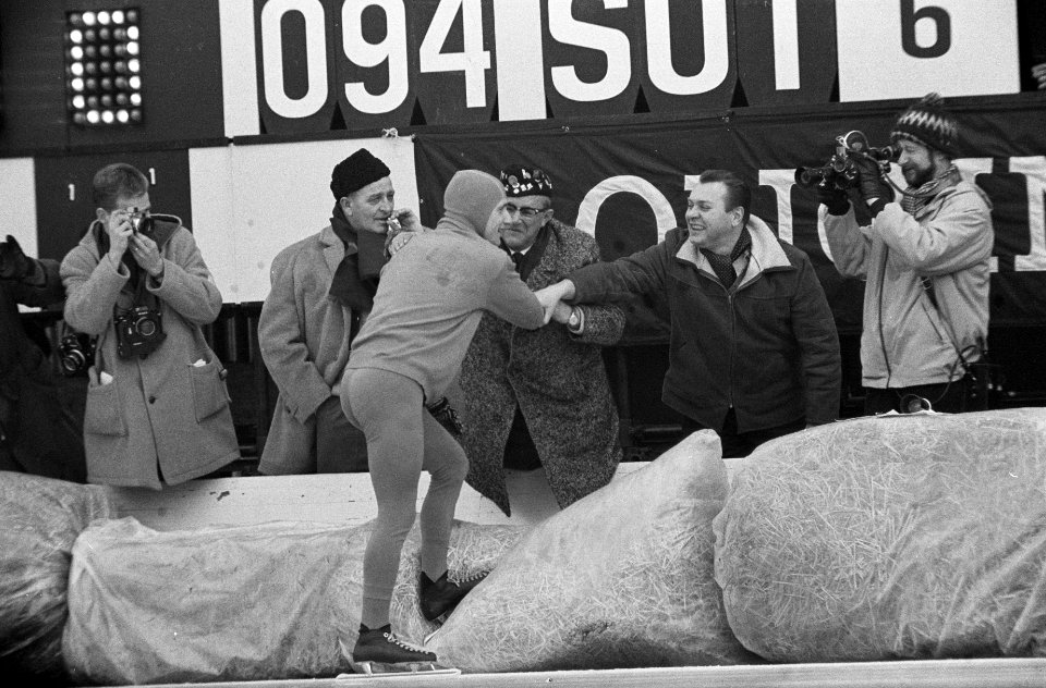 Olympische Winterspelen te Grenoble. Kees Verkerk wordt gefeliciteerd door zijn , Bestanddeelnr 921-0839