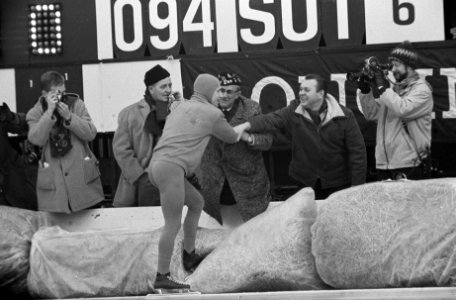 Olympische Winterspelen te Grenoble. Kees Verkerk wordt gefeliciteerd door zijn , Bestanddeelnr 921-0839
