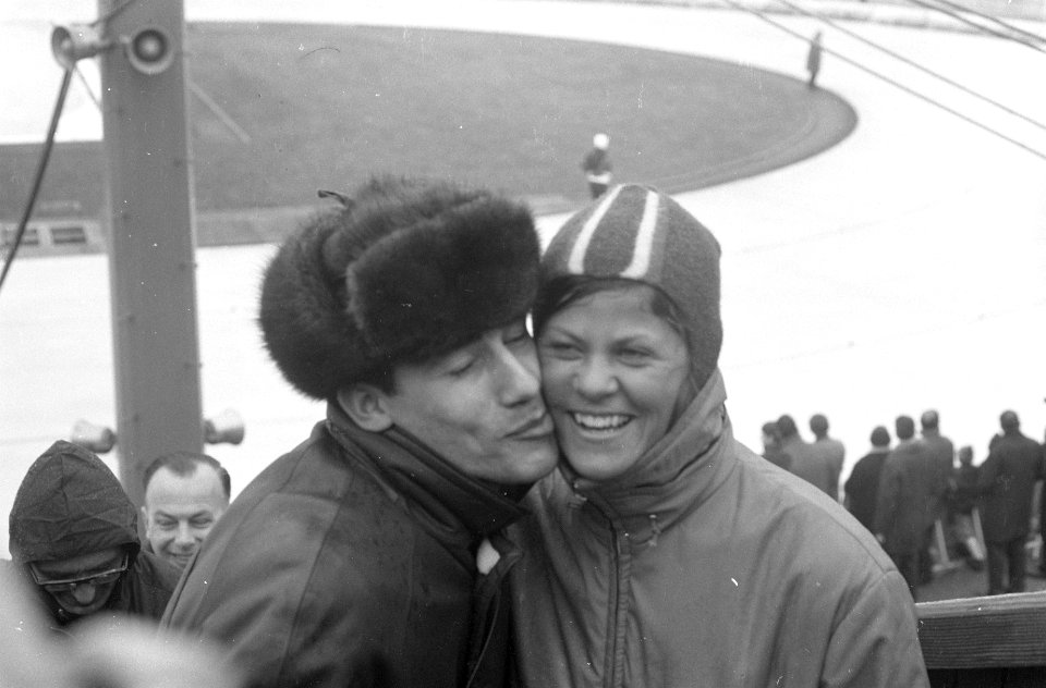 Olympische Winterspelen te Grenoble. Kees Verkerk (links) feliciteert Ans Schut , Bestanddeelnr 921-0811