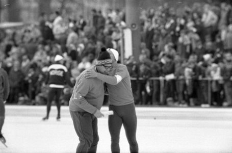 Olympische Winterspelen te Grenoble. Jan Bols wordt na zijn rit op de 5000 meter, Bestanddeelnr 921-0862