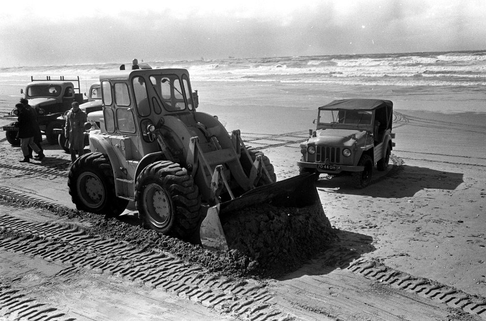 Olie op strand bij Hoek van Holland , een bulldozer schept bovenste laagje zand , Bestanddeelnr 920-2546