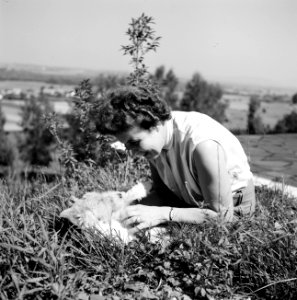 Olga speelt met een Airdale Terrier in het gras, Bestanddeelnr 254-3398