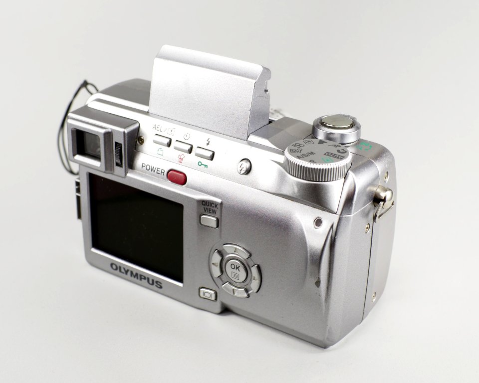 Olympus C-765 UZ back