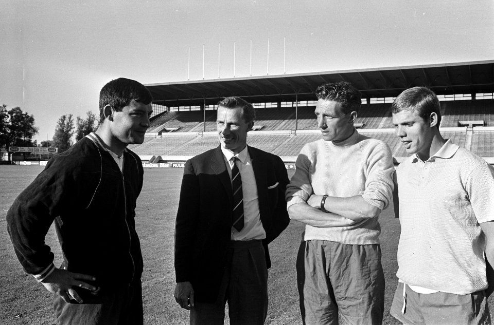 Ole Madsen bij Sparta, v.l.n.r. Lazeroms, Madsen, trainer Thomson en Kemper, Bestanddeelnr 918-0371