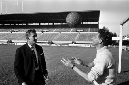 Ole Madsen bij Sparta, hier met trainer Bill Thomson, Bestanddeelnr 918-0370