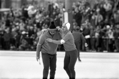 Olympische Winterspelen te Grenoble. Jan Bols wordt na zijn rit op de 5000 meter, Bestanddeelnr 921-0846