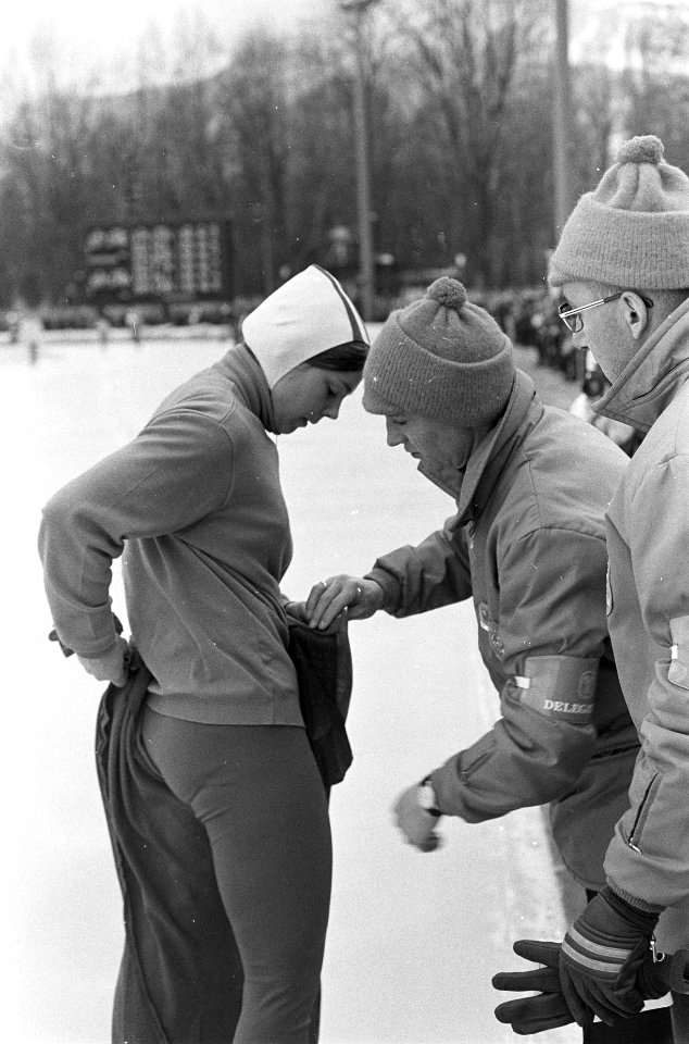 Olympische Winterspelen te Grenoble. Schaatster Elly van den Brom maakt zich kla, Bestanddeelnr 921-0663