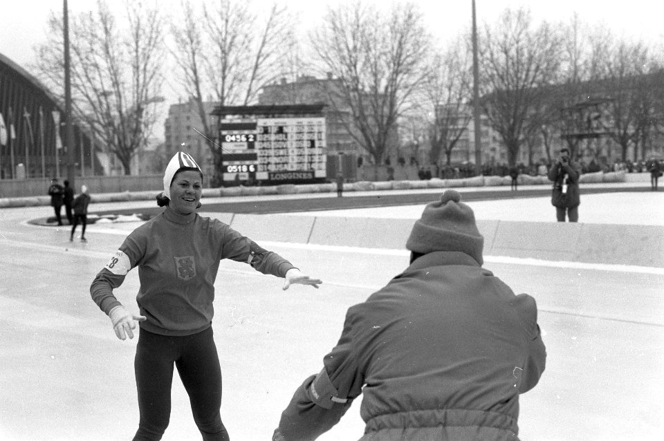 Olympische Winterspelen te Grenoble. Een blije Ans Schut wordt opgevangen na haa, Bestanddeelnr 921-0809
