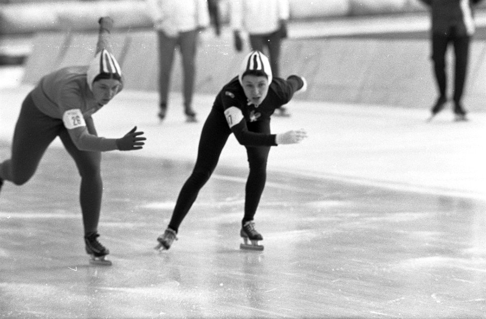 Olympische Winterspelen te Grenoble. Elly van den Brom (links) in actie op de 10, Bestanddeelnr 921-0822