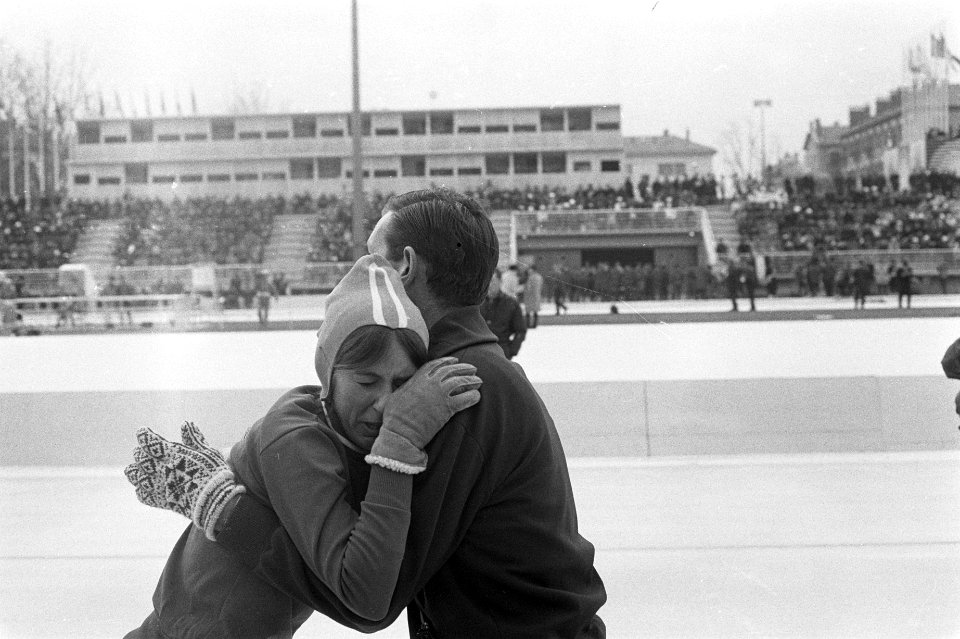 Olympische Winterspelen te Grenoble. Dianne Holum (Verenigde Staten) wordt door , Bestanddeelnr 921-0794