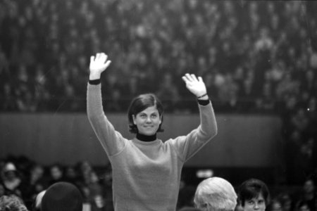 Olympische Winterspelen te Grenoble. Het erepodium voor de medaillewinnaars bij , Bestanddeelnr 921-0814