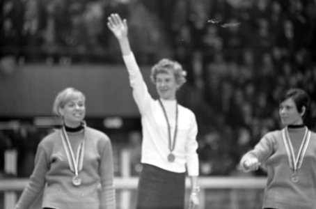 Olympische Winterspelen te Grenoble. Het erepodium voor de medaillewinnaars bij , Bestanddeelnr 921-0804