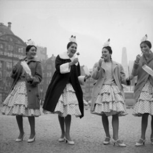 Oliebollenverkoop op de Dam Spaanse meisjes van Circo Americano met oliebollen, Bestanddeelnr 913-3474