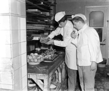 Oliebollenbakken bij bakker te Amsterdam, Bestanddeelnr 906-2165