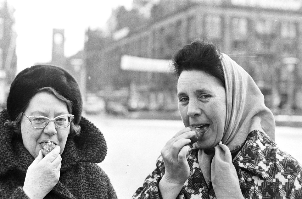 Oliebollen eten, op straat, Amsterdam vrouwen met oliebollen, Bestanddeelnr 924-1360