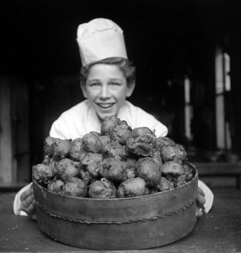 Oliebollen weer bij de banketbakkers verkrijgbaar, Bestanddeelnr 903-1661
