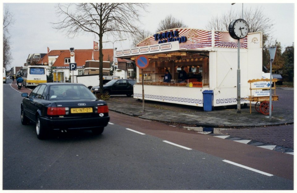 Oliebollenkraam op de hoek van de Hoofdstraat en de Broekbergerlaan in Santpoort Noord. NL-HlmNHA 5405018