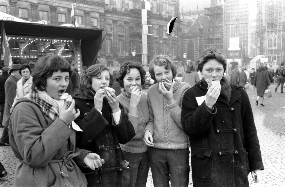 Oliebollenactie tbv het anti-rheumafonds op de Dam jeugd smult van de oliebol, Bestanddeelnr 911-9219