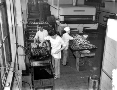 Oliebollen bakken voor de Anti Rheuma Actie in Amsterdam het bakken van de bolle, Bestanddeelnr 910-9007