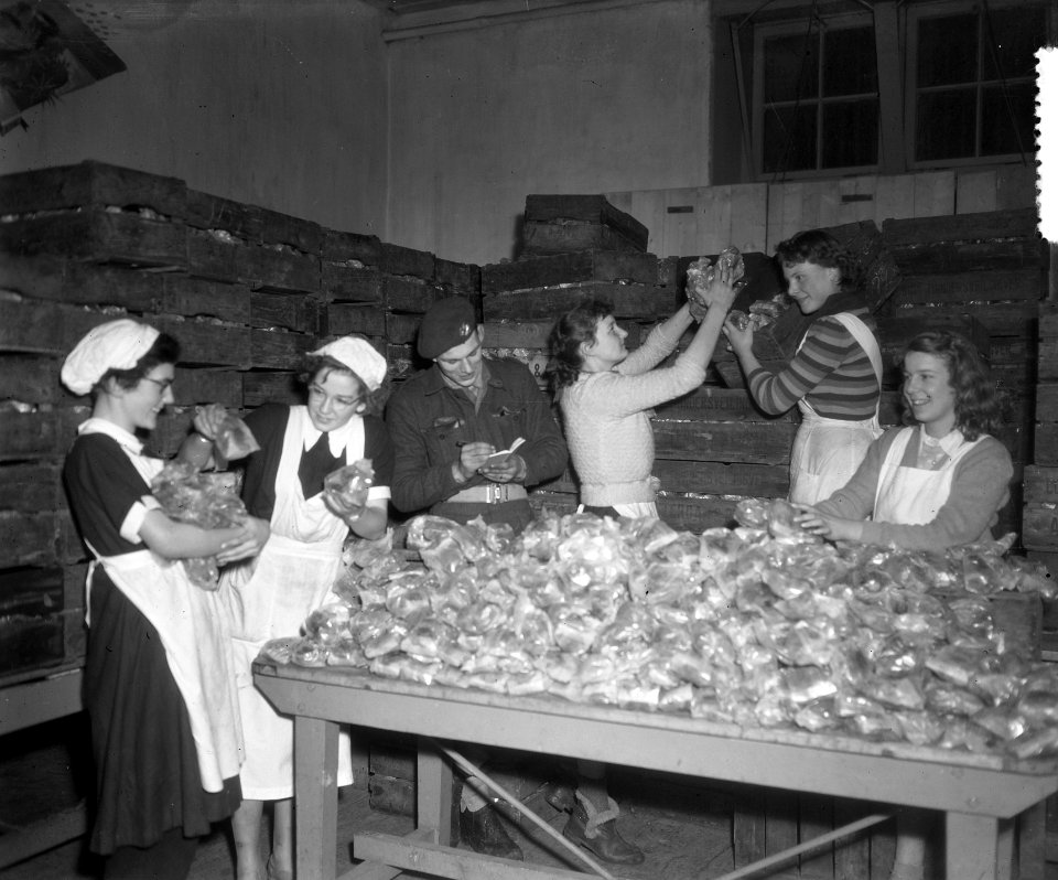 Oliebollenbakken in Oranje Nassau Kazerne voor Emma Kinderziekenhuis, Bestanddeelnr 904-9014